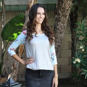Flowered 3/4 of a length sleeve gray T-shirt